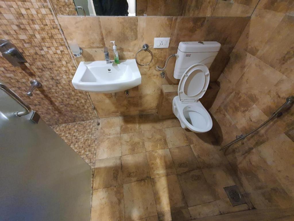 Homestays At Rajhans Belliza Near Airport Surat Exterior foto