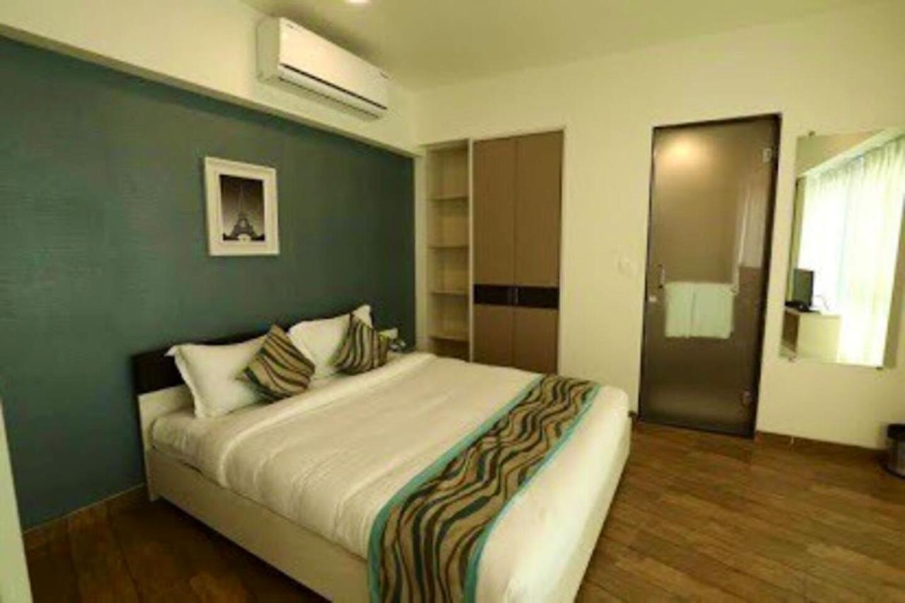 Homestays At Rajhans Belliza Near Airport Surat Exterior foto